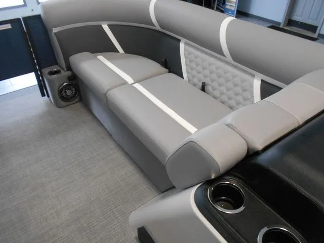 Slide: The Image of Crest Classic 220 SF Pontoon 2025 - 23