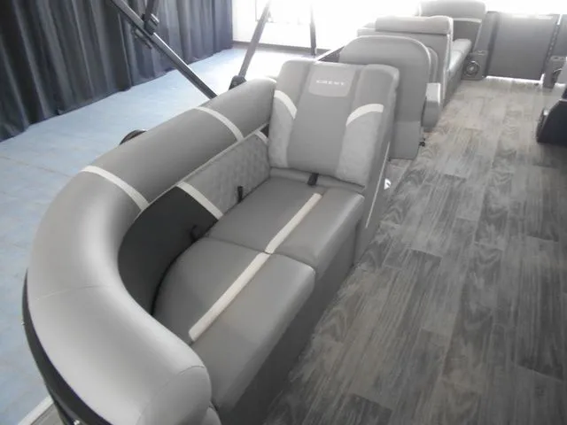 Slide: The Image of Crest Classic 220 SLC Tritoon 2025 - 10