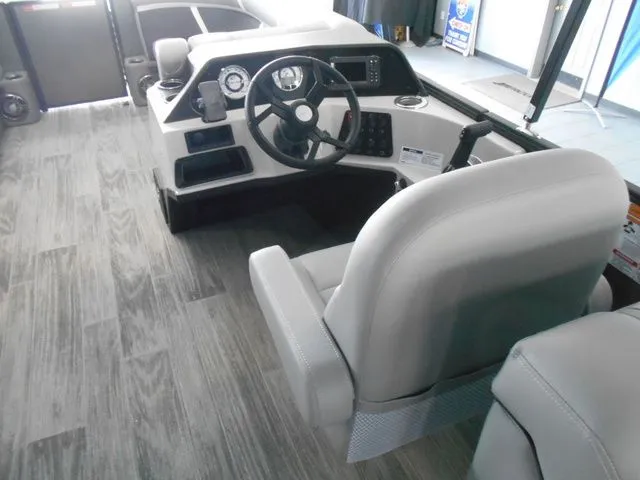 Slide: The Image of Crest Classic 220 SLC Tritoon 2025 - 12