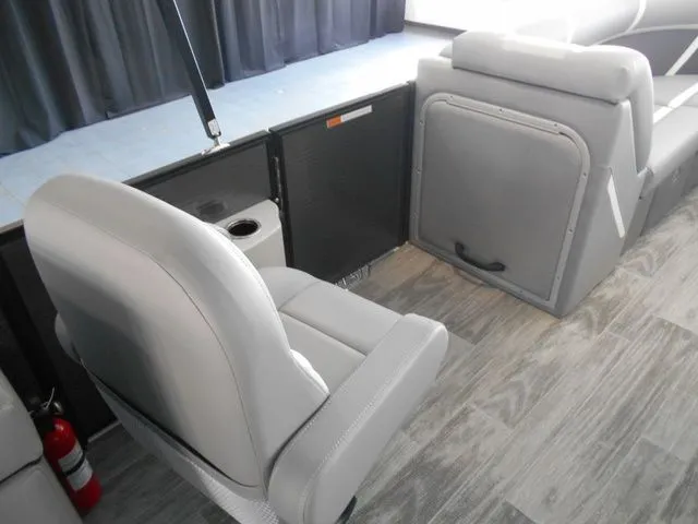 Slide: The Image of Crest Classic 220 SLC Tritoon 2025 - 13