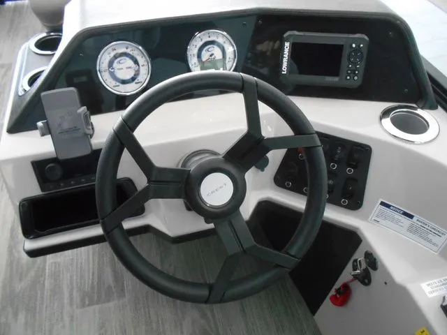 Slide: The Image of Crest Classic 220 SLC Tritoon 2025 - 14