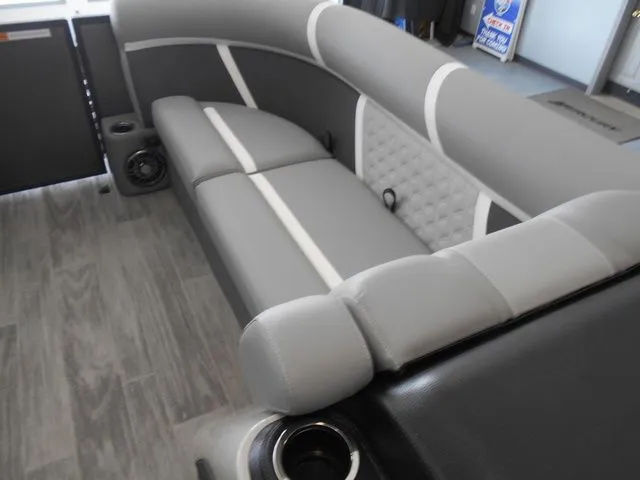 Slide: The Image of Crest Classic 220 SLC Tritoon 2025 - 15