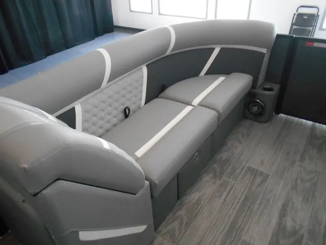 Slide: The Image of Crest Classic 220 SLC Tritoon 2025 - 16