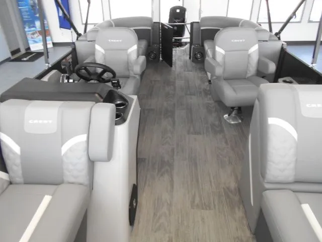 Slide: The Image of Crest Classic 220 SLC Tritoon 2025 - 17