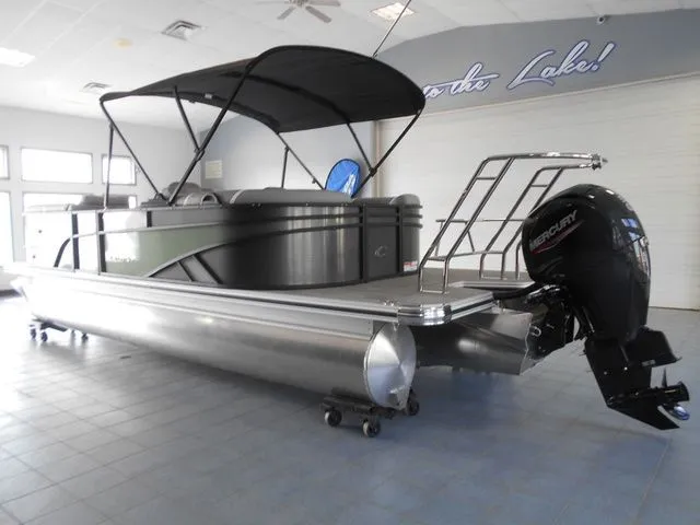 Slide: The Image of Crest Classic 220 SLC Tritoon 2025 - 5