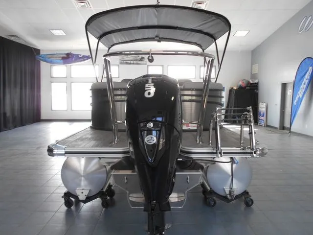 Slide: The Image of Crest Classic 220 SLC Tritoon 2025 - 6