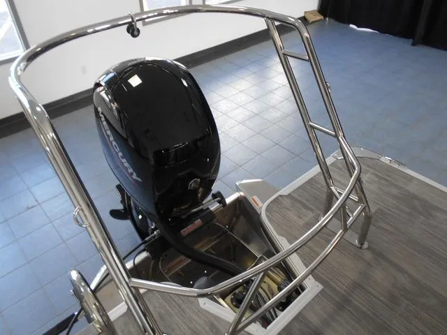 Slide: The Image of Crest Classic 220 SLC Tritoon 2025 - 8