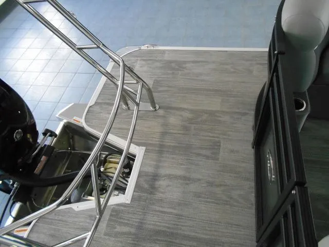 Slide: The Image of Crest Classic 220 SLC Tritoon 2025 - 9