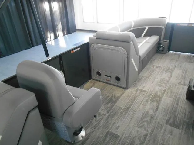 Slide: The Image of Crest Classic 220 SLC Pontoon 2025 - 12