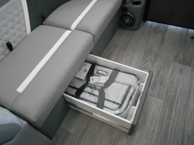 Slide: The Image of Crest Classic 220 SLC Pontoon 2025 - 19