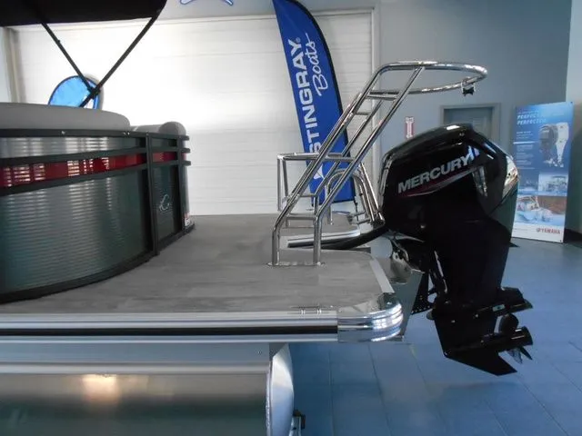 Slide: The Image of Crest Classic 220 SLC Pontoon 2025 - 5