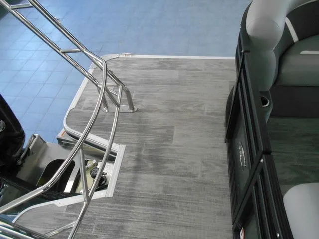 Slide: The Image of Crest Classic 220 SLC Pontoon 2025 - 8