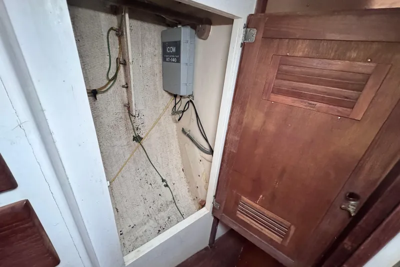 Slide: The Image of storage in the aft suite - 81