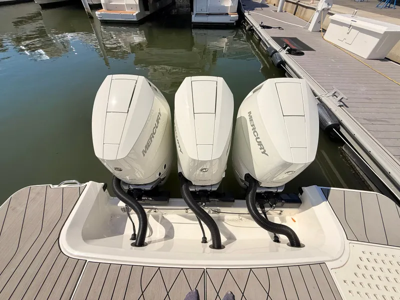 Slide: The Image of Three Mercury outboard engines on Sea Ray SLX 400, 2026 model. - 26