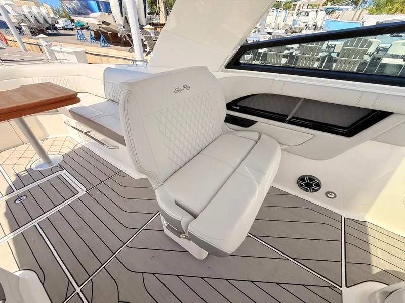 Slide: The Image of Sea Ray SLX 400 Outboard 2026 - 55