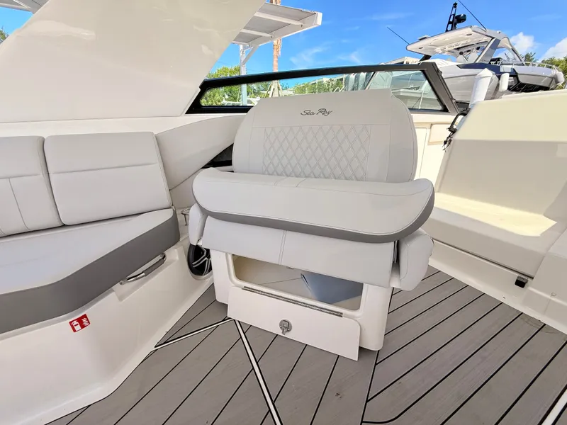 Slide: The Image of Sea Ray SLX 400 Outboard 2026 - 57