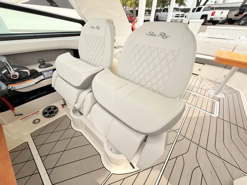 Slide: The Image of Sea Ray SLX 400 Outboard 2026 - 58