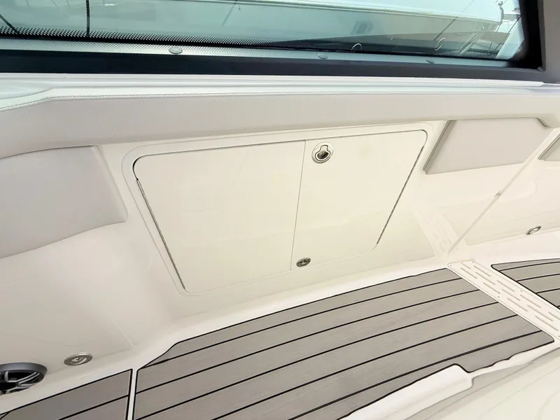 Slide: The Image of Sea Ray SLX 400 Outboard 2026 - 65