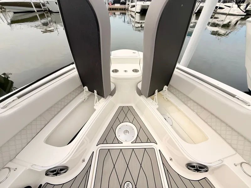 Slide: The Image of Sea Ray SLX 400 Outboard 2026 - 68