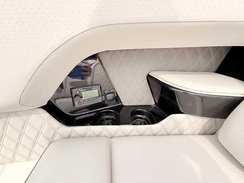 Slide: The Image of Sea Ray SLX 400 Outboard 2026 - 70