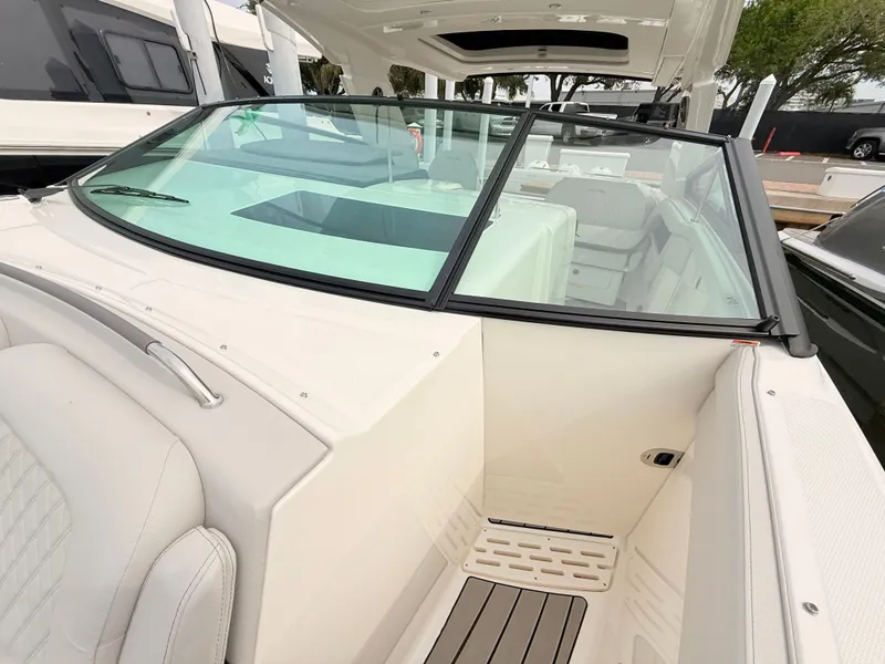 Slide: The Image of Sea Ray SLX 400 Outboard 2026 - 76