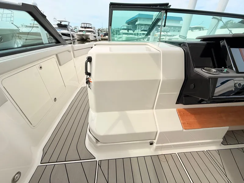 Slide: The Image of Sea Ray SLX 400 Outboard 2026 - 77