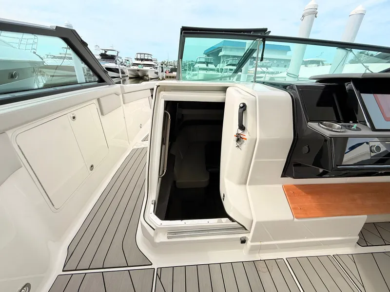 Slide: The Image of Sea Ray SLX 400 Outboard 2026 - 78