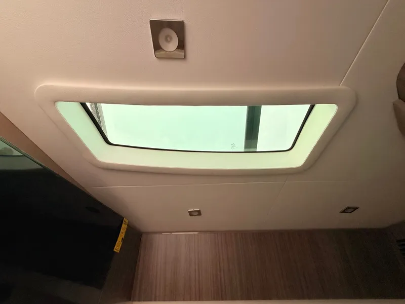 Slide: The Image of Sea Ray SLX 400 Outboard 2026 - 81