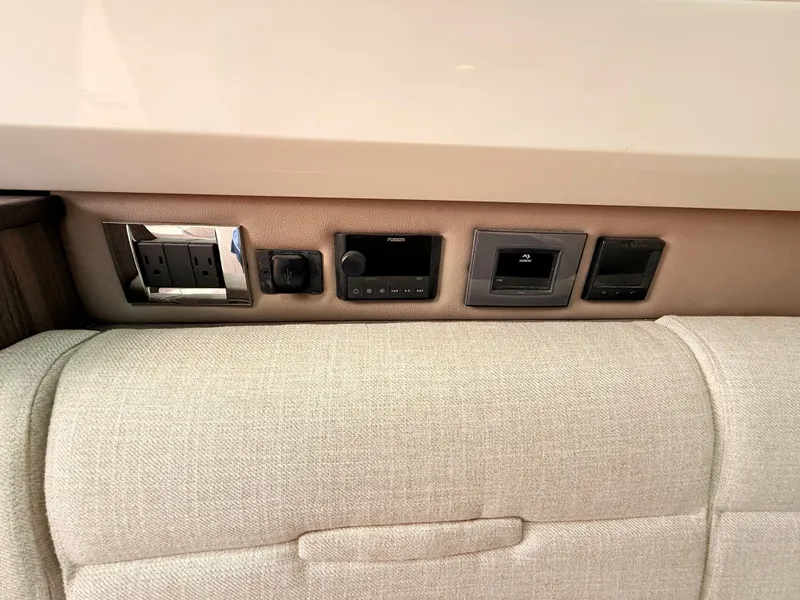 Slide: The Image of Sea Ray SLX 400 Outboard 2026 - 82