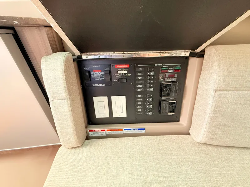 Slide: The Image of Sea Ray SLX 400 Outboard 2026 - 83