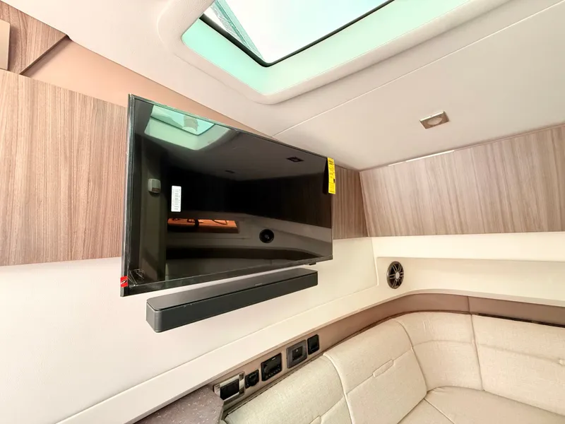 Slide: The Image of Sea Ray SLX 400 Outboard 2026 - 84