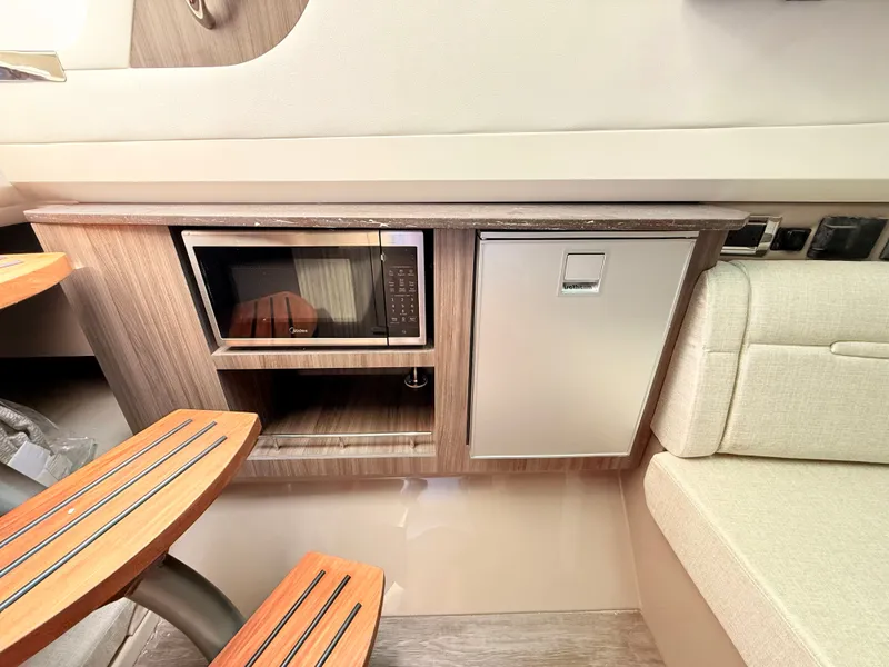 Slide: The Image of Sea Ray SLX 400 Outboard 2026 - 85
