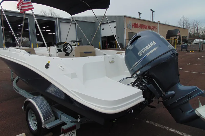 Slide: The Image of 2023 Hurricane SunDeck Sport 185 OB boat with Yamaha outboard motor at Highway Marine. - 6
