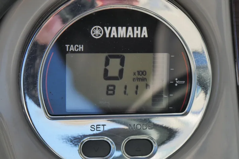 Slide: The Image of Yamaha tachometer display on 2023 Chaparral 21 SSi Ski & Fish OB boat. - 10