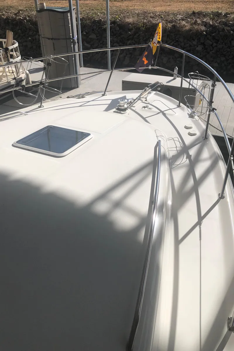 Slide: The Image of 2001 Sea Ray 400 Sedan Bridge yacht deck with railing and hatch. - 11