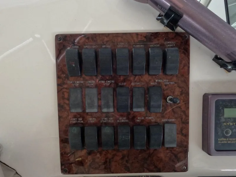 Slide: The Image of Control panel of a 2001 Sea Ray 400 Sedan Bridge yacht. - 22