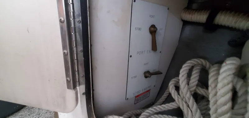 Slide: The Image of Control panel and ropes on a 2001 Sea Ray 400 Sedan Bridge yacht. - 32