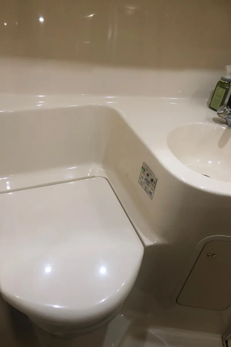 Slide: The Image of Bathroom interior of 2001 Sea Ray 400 Sedan Bridge yacht. - 40