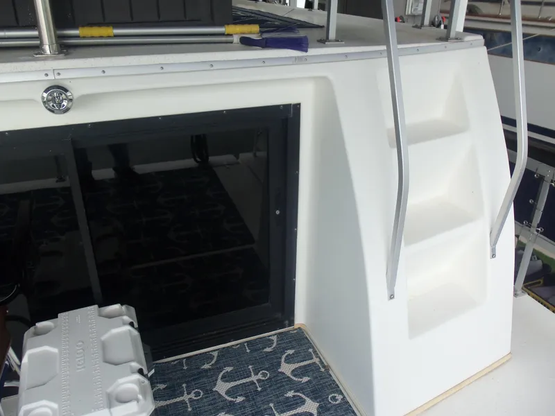 Slide: The Image of 2003 Gibson Classic boat with white steps and anchor-patterned mat. - 26