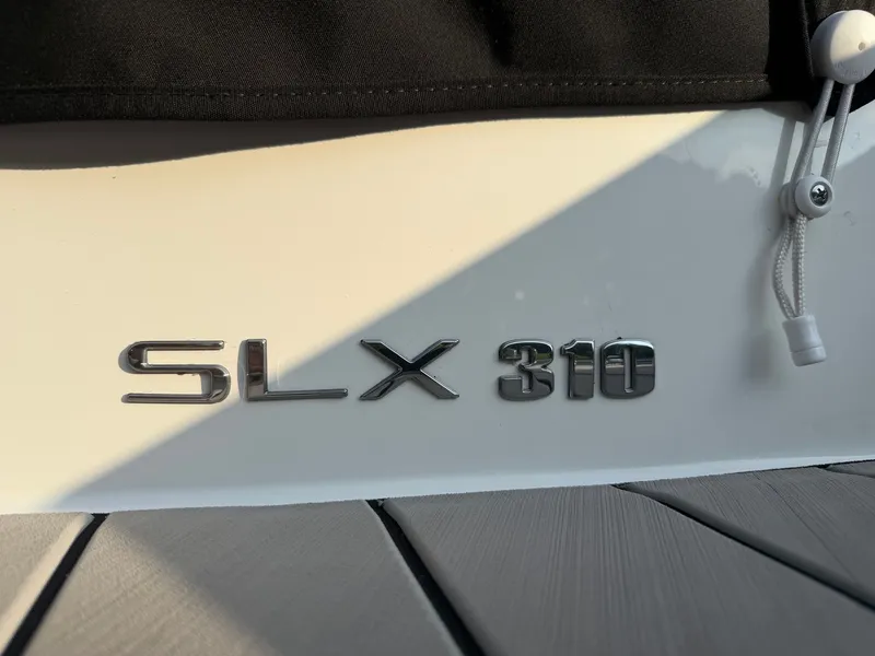 Slide: The Image of Sea Ray SLX 310 2026 - 16