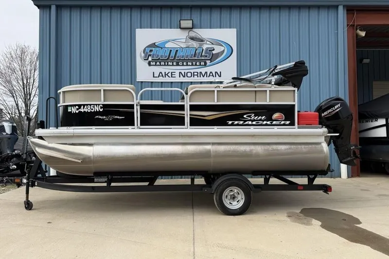 The Image of Sun Tracker Party Barge 16 DLX 2024 - undefined