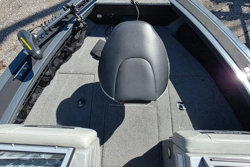 Slide: The Image of 2019 Tracker Targa V-18 WT boat interior with seating and trolling motor. - 14
