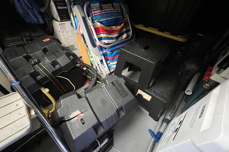 Slide: The Image of easy access to batteries/tanks - 33