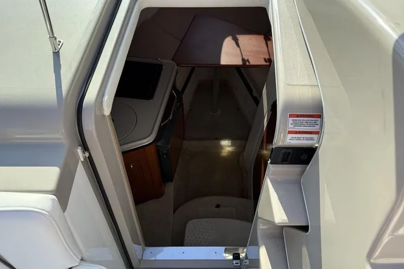 Slide: The Image of Interior view of 2007 Sea Ray Sundancer 540 cabin entrance. - 32