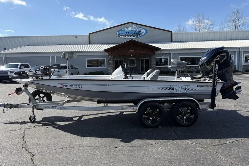 Slide: The Image of 2022 Xpress X19 Pro boat on trailer outside dealership, side view. - 35