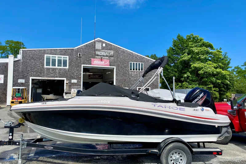 The Image of 2016 Tahoe 450 TS boat on trailer outside a Robalo dealership. - 0