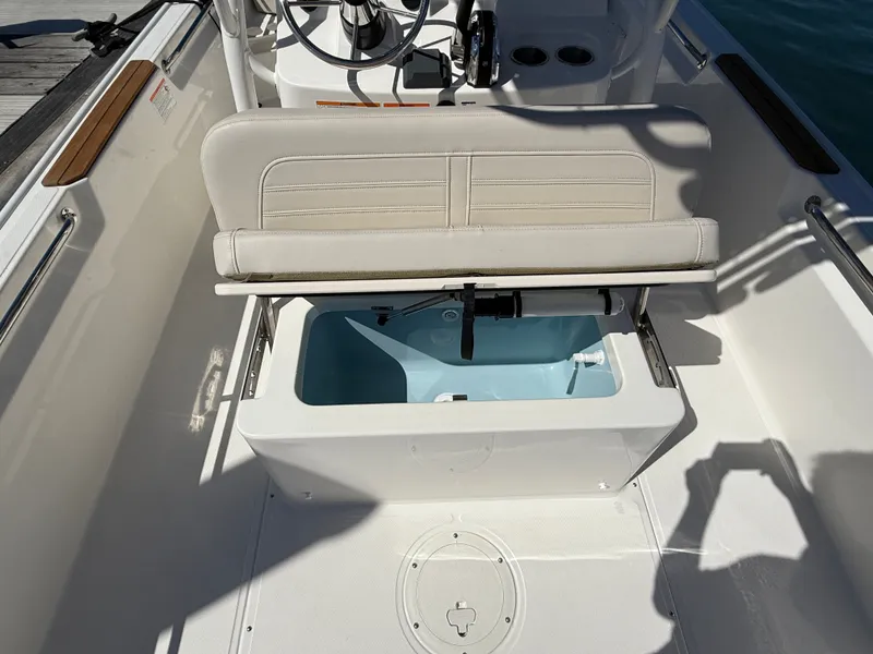 Slide: The Image of Boston Whaler 190 Montauk 2026 - 10
