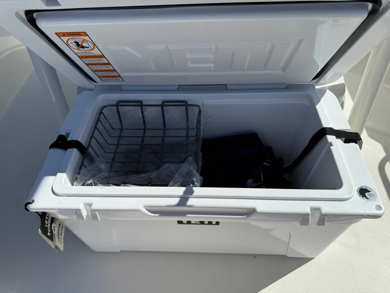 Slide: The Image of Boston Whaler 190 Montauk 2026 - 14