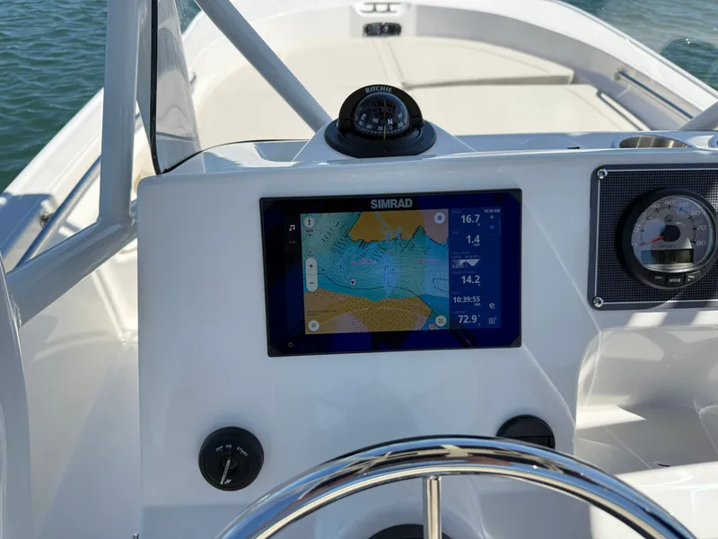 Slide: The Image of Boston Whaler 190 Montauk 2026 - 17