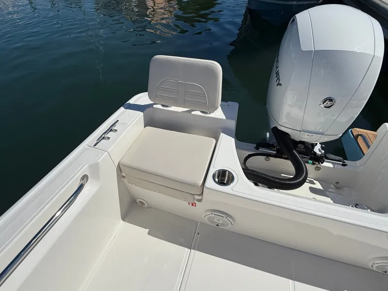 Slide: The Image of Boston Whaler 190 Montauk 2026 - 9
